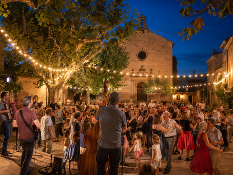 Groupe live et public intergénérationnel lors d’une fête de village en Provence