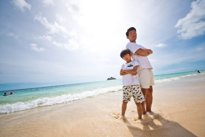 Parents with their children during a family session in Oʻahu