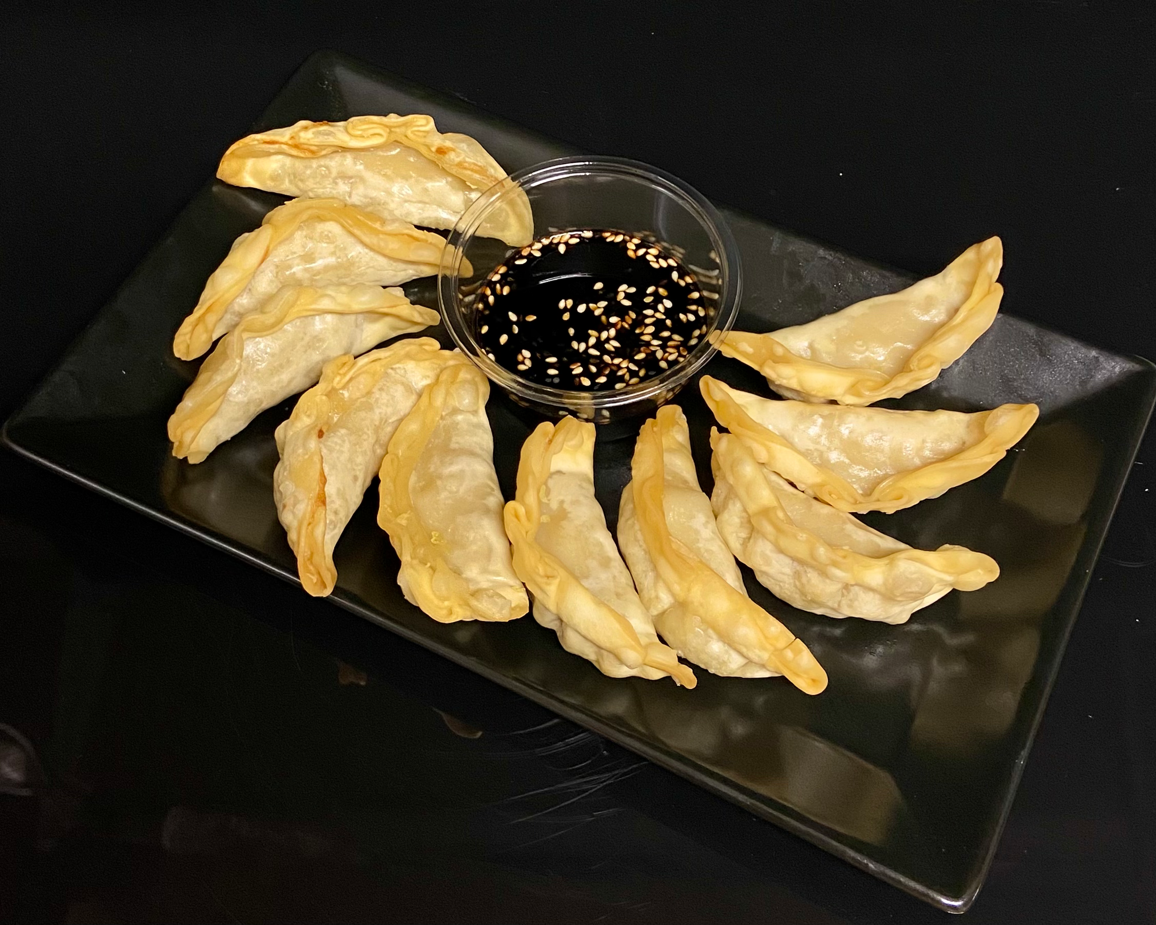  Pierożki Gyoza z krewetkami 🍤i warzywami smażone + sos slodkie chilli (10 szt)