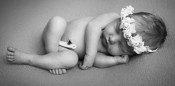 photographie d'un bébé en noir et blanc