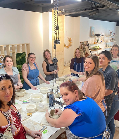 Team aan het pottenbakken tijdens keramiek workshop teambuilding bij Atelier Plus in Meeuwen Limburg