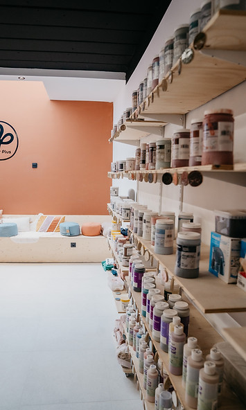 Collega’s leren pottenbakken op de draaischijf tijdens creatieve teambuilding activiteit in Limburg