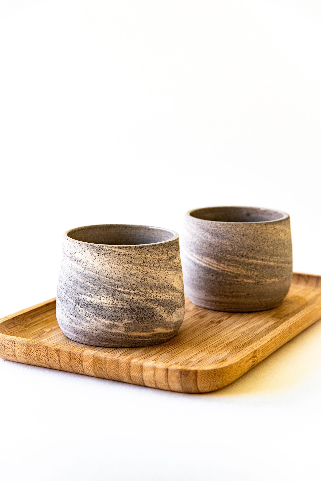 Mok in gemarmerde klei