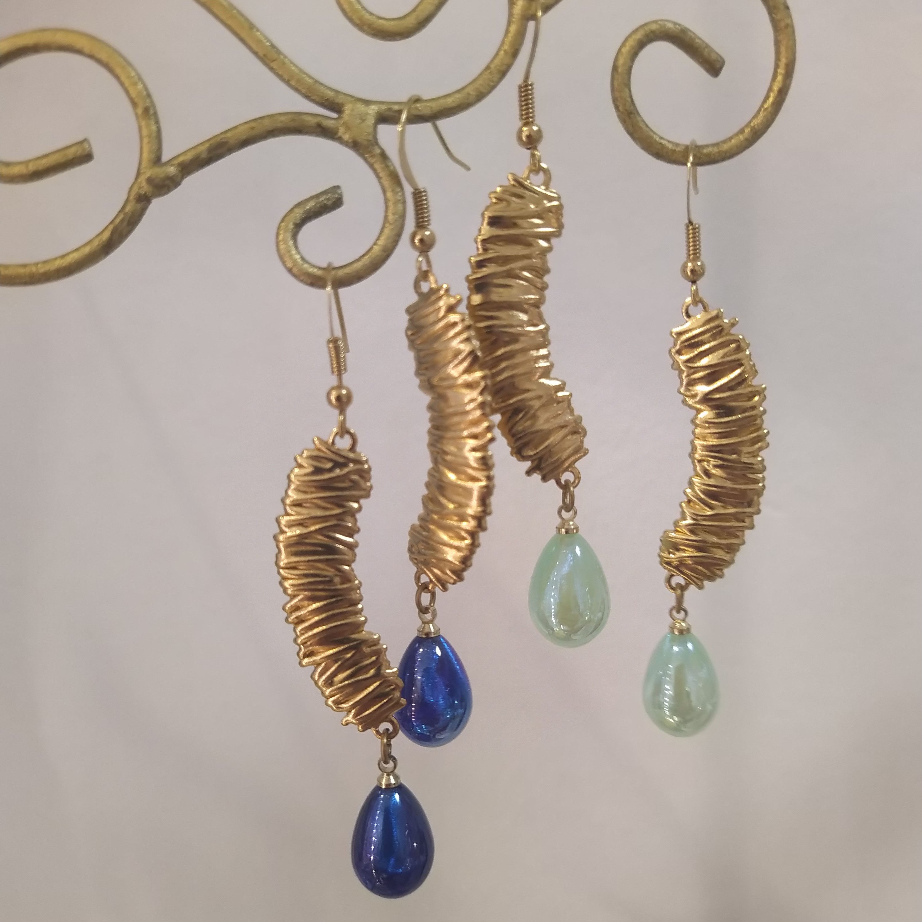 Creased earrings. Brass and Resin