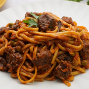 Tallarines con Carne y Salsa de Tomate