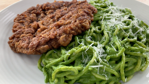 Tallarines Verdes con Apanado de Carne