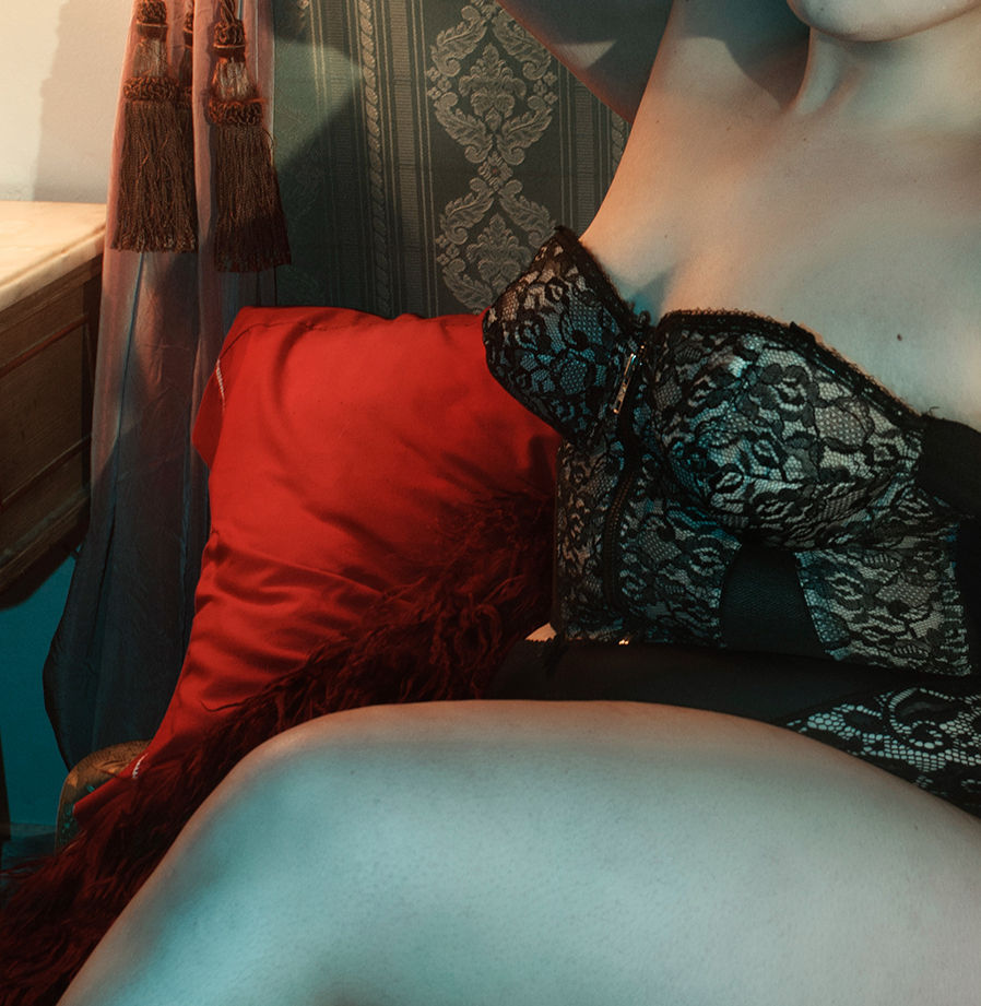 Thumbnail: Lèa Bon Photography Color portrait figurative fashion contemporary