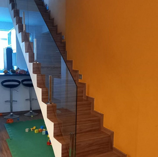 Nossos profissionais altamente capacitados e experientes garantem a instalação perfeita do guarda corpo de vidro, assegurando que ele fique nivelado e seguro.

Não hesite mais em escolher um guarda corpo de vidro para proteger e embelezar seu espaço. 