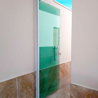 A porta de vidro pivotante é uma opção moderna e elegante para quem deseja adicionar um toque de sofisticação ao ambiente. Esse tipo de porta se diferencia das portas tradicionais por sua estrutura de pivô, que permite que ela gire em torno de um eixo vertical, ao invés de se movimentar para os lados. Vidraçaria Rio de Janeiro, União Vidraçaria, Ideiaglass