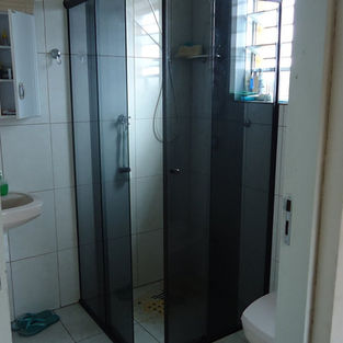 O box em L, é simples mas não perde a elegância, normalmente é perfeito para banheiros maiores.