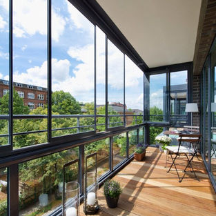 Desfrute da vista panorâmica com a proteção das cortinas de vidro. Práticas, elegantes e de fácil instalação, transforme sua sacada em um espaço agradável e sofisticado. Vidraçaria Rio de Janeiro, União Vidraçaria, Ideiaglass, vidro temperado