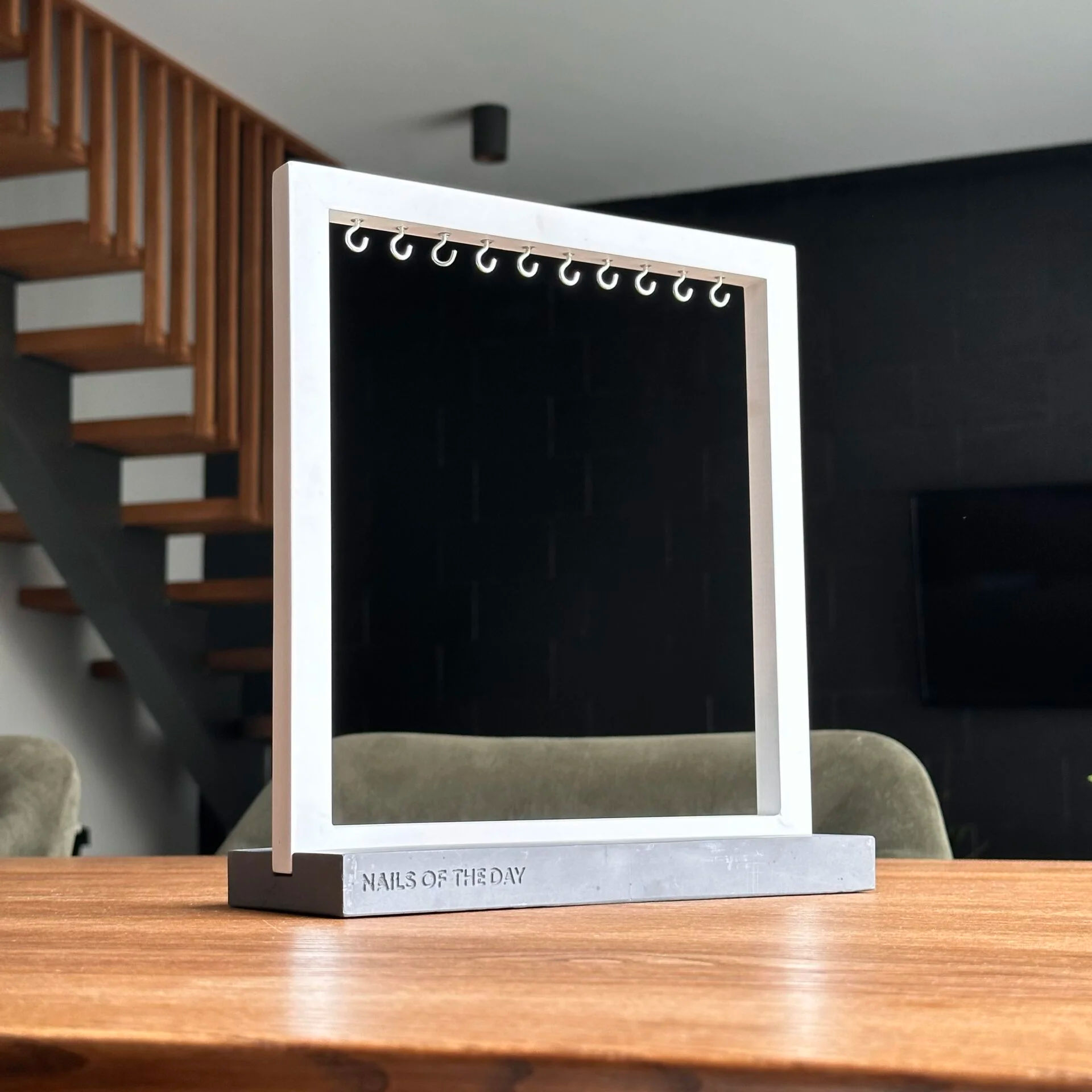 NAILSOFTHEDAY – Stativ for tips / swatches i hvitt tre + betong