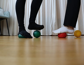 Musikphysiologie Balance, Arbeit Noppenbällen, Erdung, Balance. Aufwärmen, Füße, weiße und schwarze Socken, Franklin-Bälle