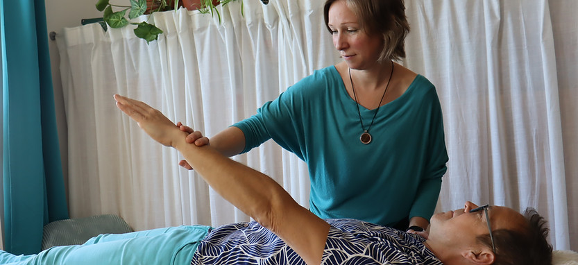 Kinesiologische Balance, Muskeltest, Klient, Birgit Führer, Massageliege, weißer Vorhang, Praxisraum