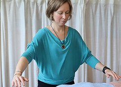 Energiearbeit, Kraftquelle-Balance, Frau, liegend, Arbeit in der Aura, Chakrenbalance, türkis, hellblau, weißer Vorhang