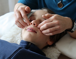 Kiefer-R.E.S.E.T.-Kiefergelenksentspannung, Zahnspangenbegleitung, Bub, Massageliege, Birgit Führer