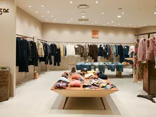 【モールテックス施工事例】45Rの世界観に寄り添う、アパレル店舗床の左官仕上げ