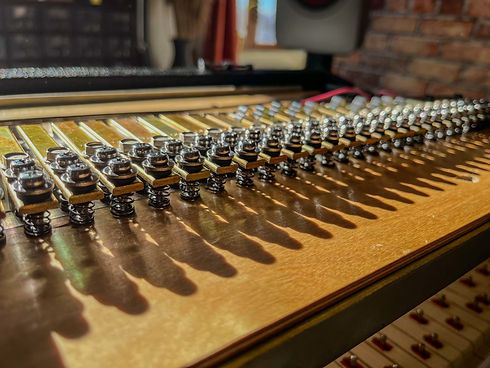 un harpe, harp de mark 1 rhodes, des tone bar ou tonebars, tines, grommet, des bagues, ressorts springs