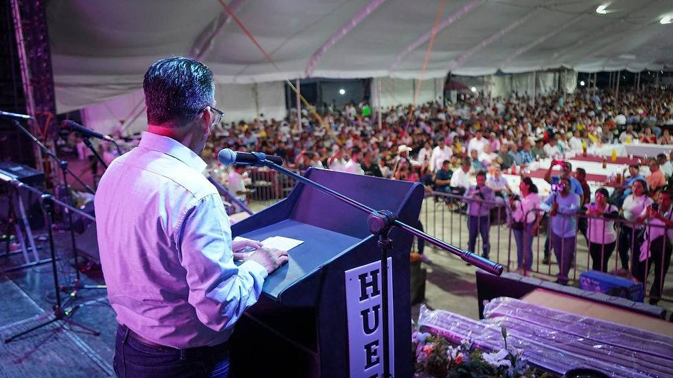 Huejutla premia a sus maestros con auto, motos y música en gran festejo.