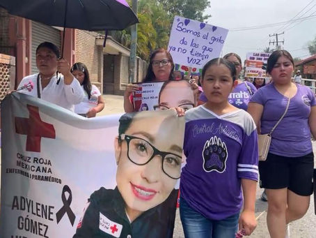 Mujeres marchan en Huejutla en el “Día internacional de la mujer”.