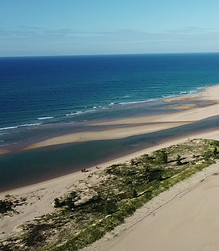 Vista aérea de la playa de Mozambique desde un dron