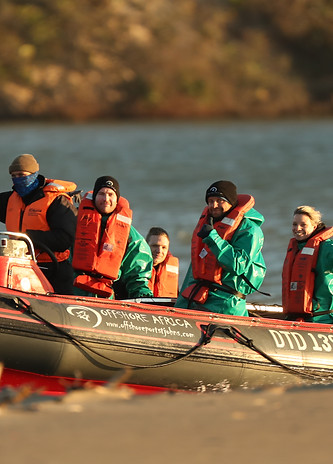 Barco saliendo de la orilla