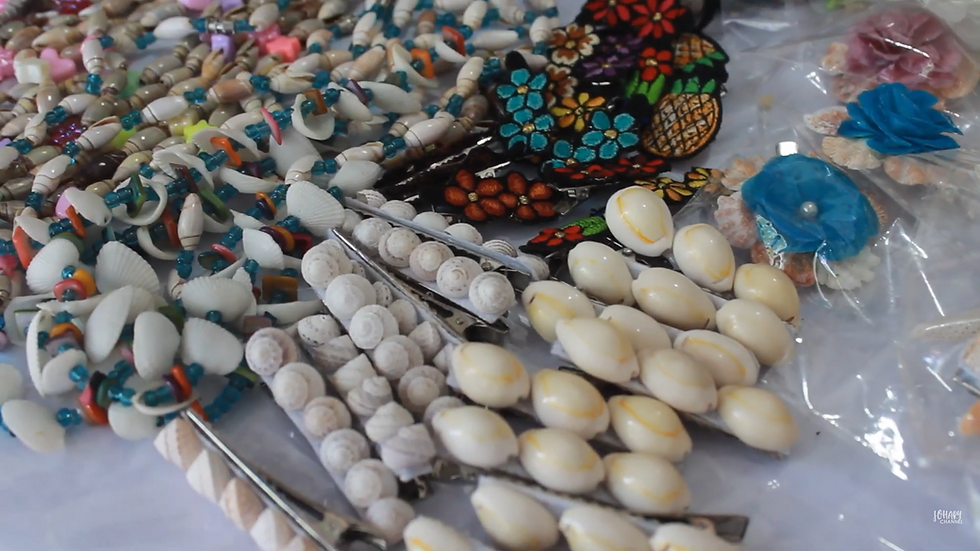 Artesanías hechas a base de conchas marinas sobre una mesa, siendo exhibidas para su venta en Ciudad del Carmen, Campeche.