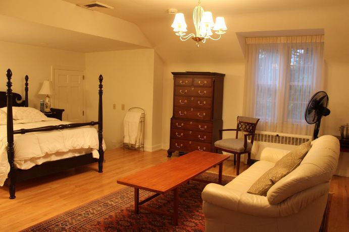 Guest bedroom in J. I. Rodale house