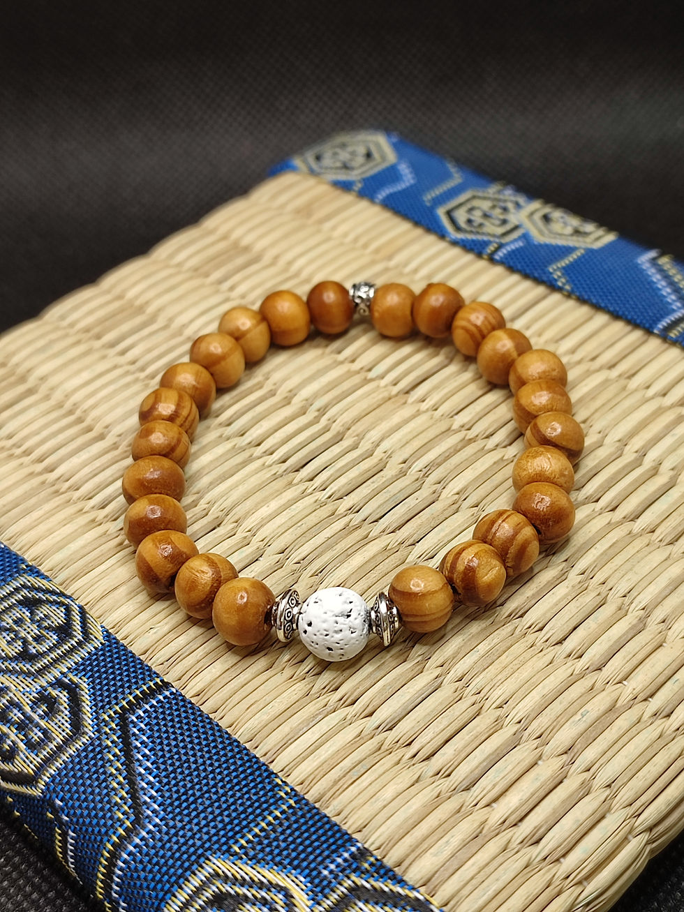 Miniature : bracelet distance , en perles bois et perles en lave noire et lave blanche