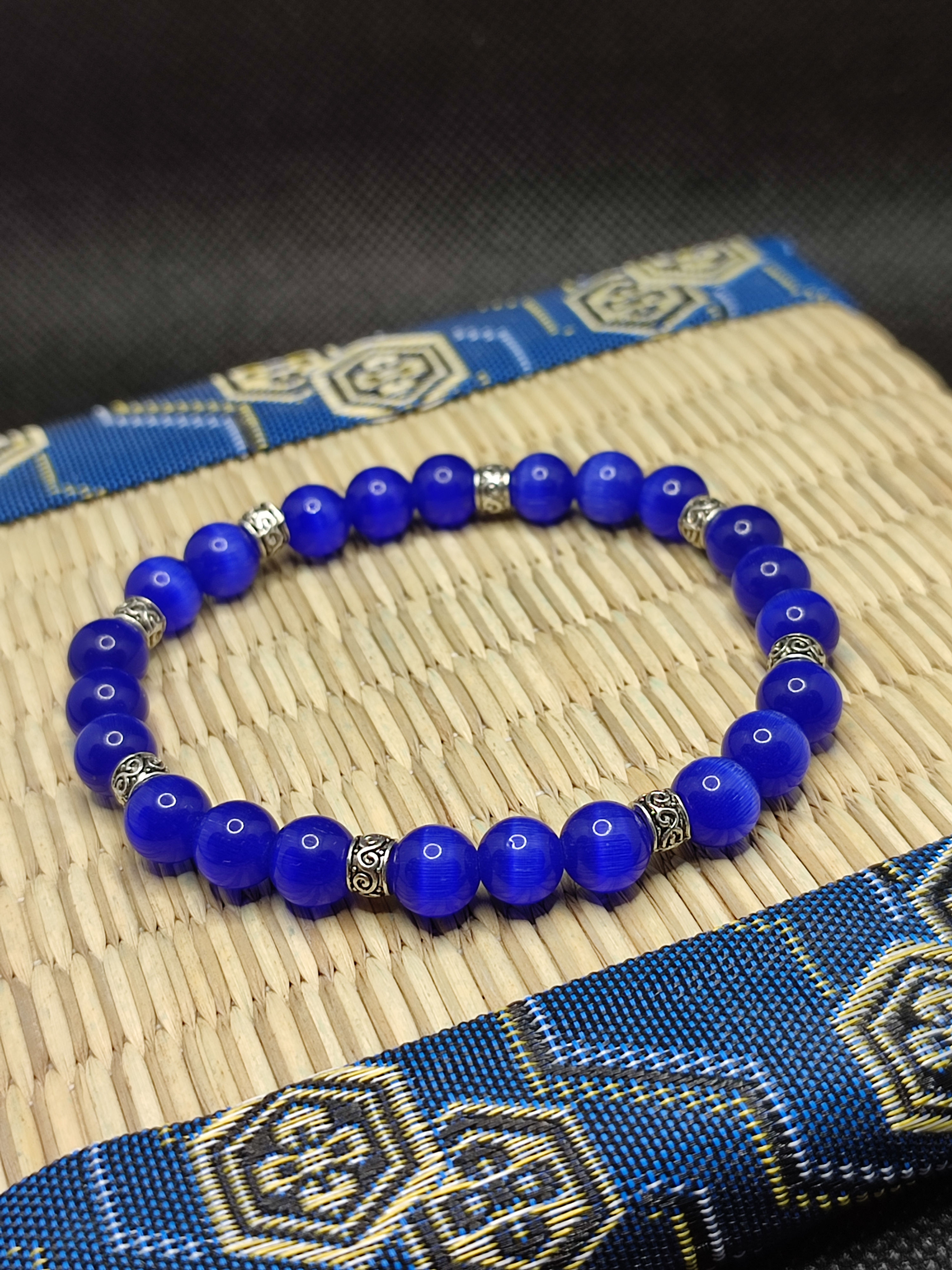 Bracelet oeil de chat bleu foncé artisanal en perles naturelles véritables