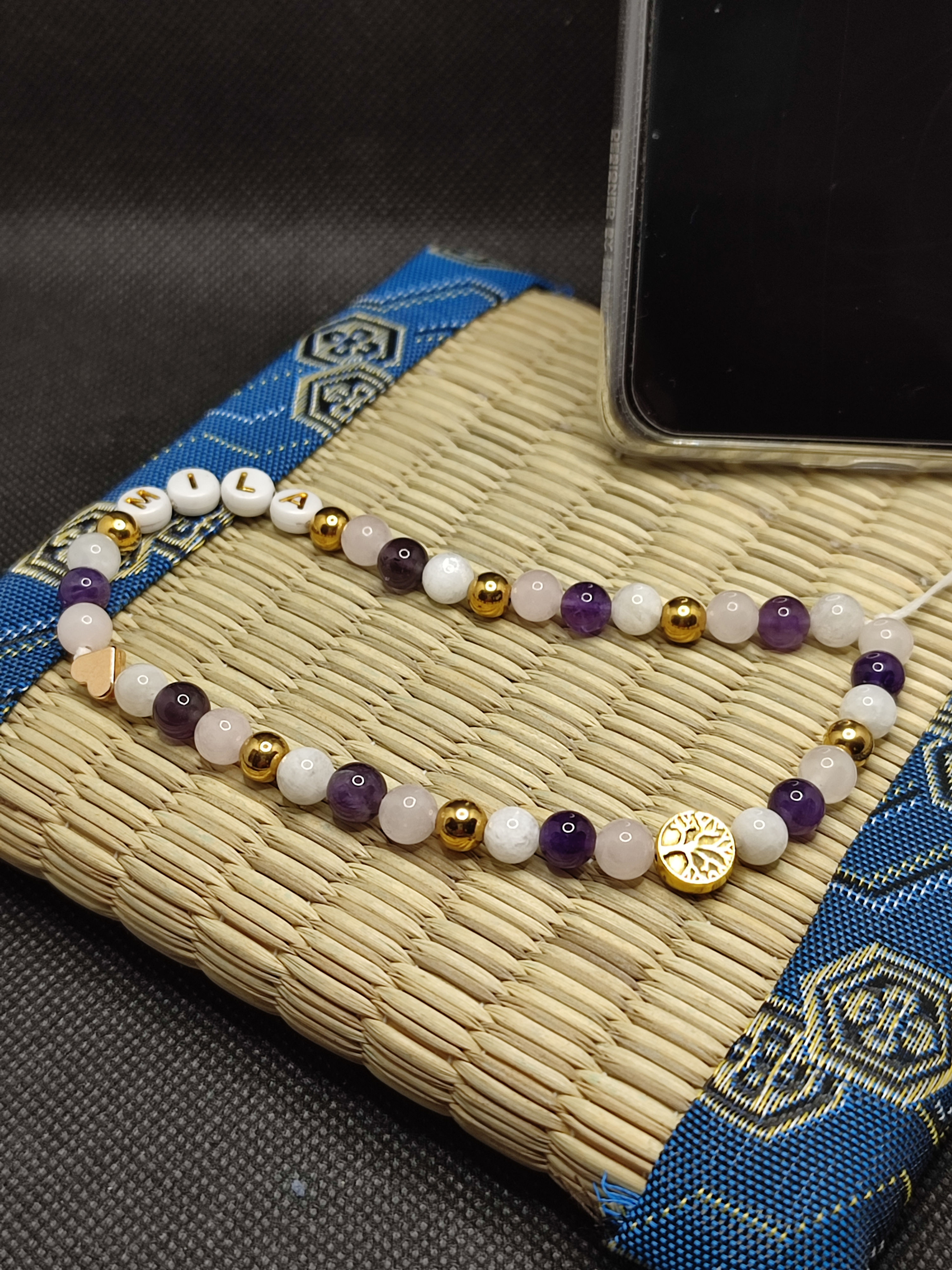 Dragonne prénom smartphone en perles améthyste, pierre de lune et quartz rose