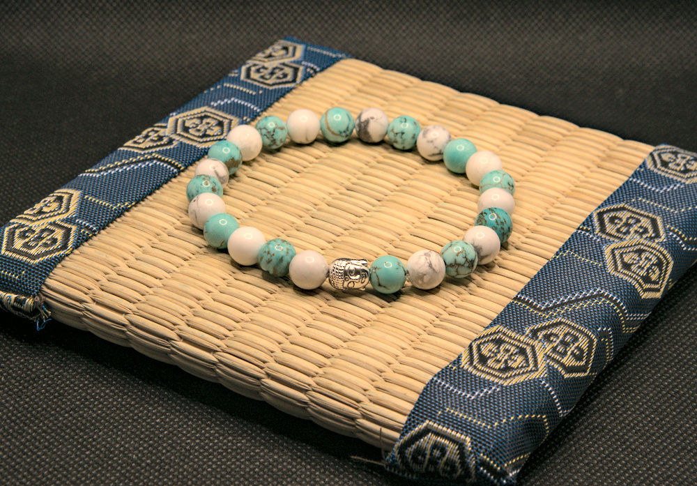 bracelet en turquoise et howlite artisanal en perles naturelles véritables