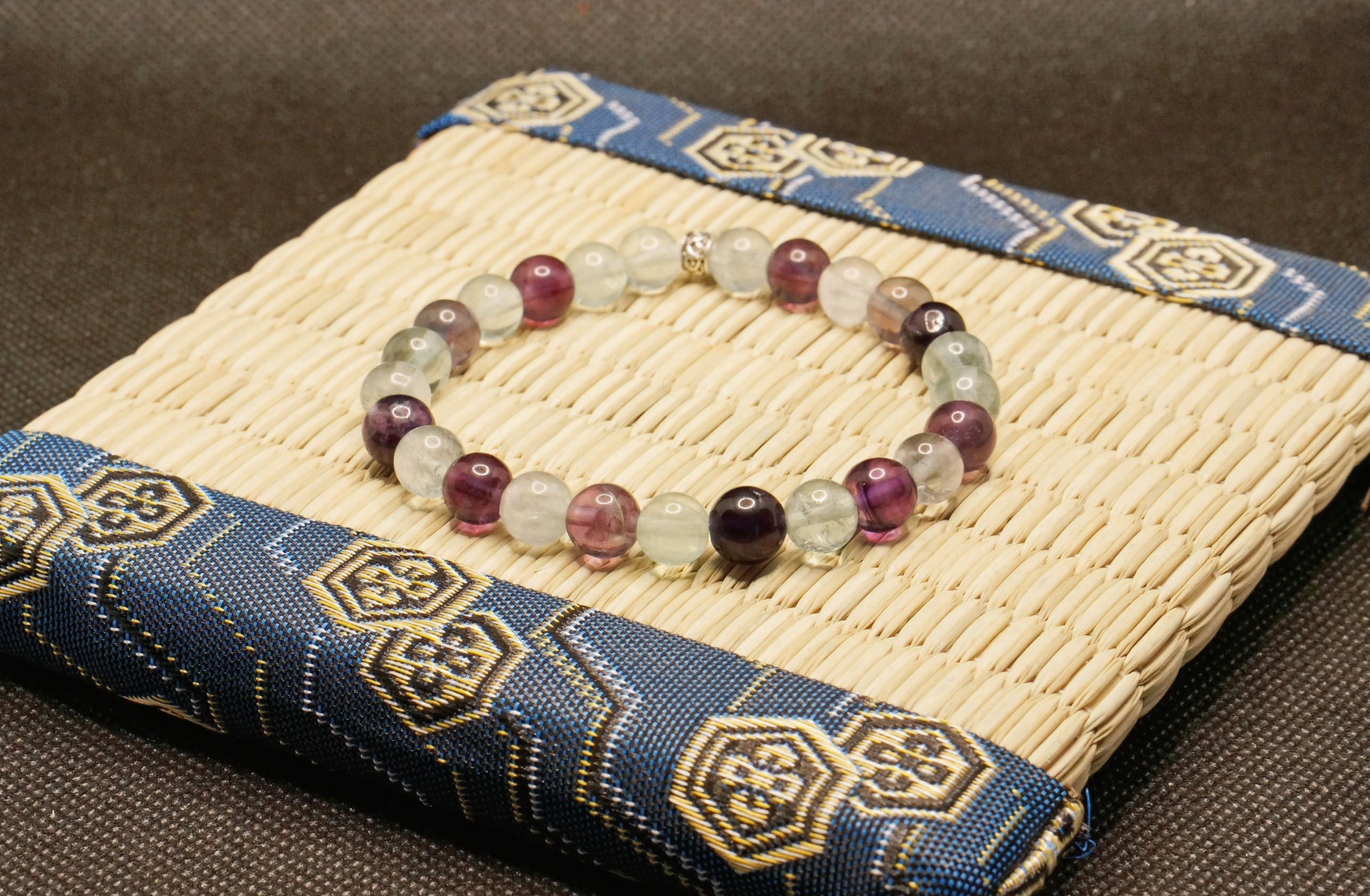 bracelet fluorite verte ou violette , artisanal en perles naturelles véritables