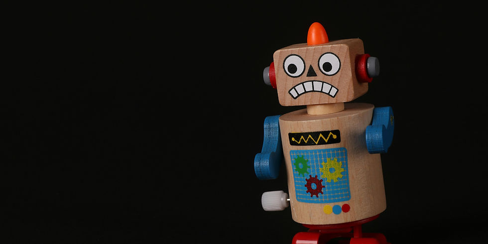 houten speelgoedrobot kijkt ongemakkelijk