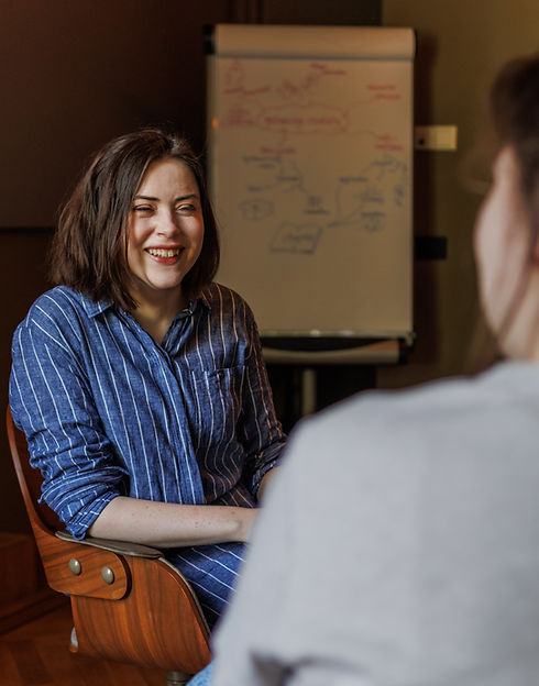Gerdine Kruizinga, facilitator, in gesprek met op de achtergrond een flipover