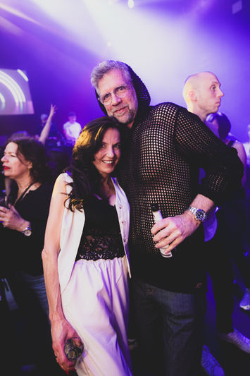 Paar auf einer Party unter lila Licht