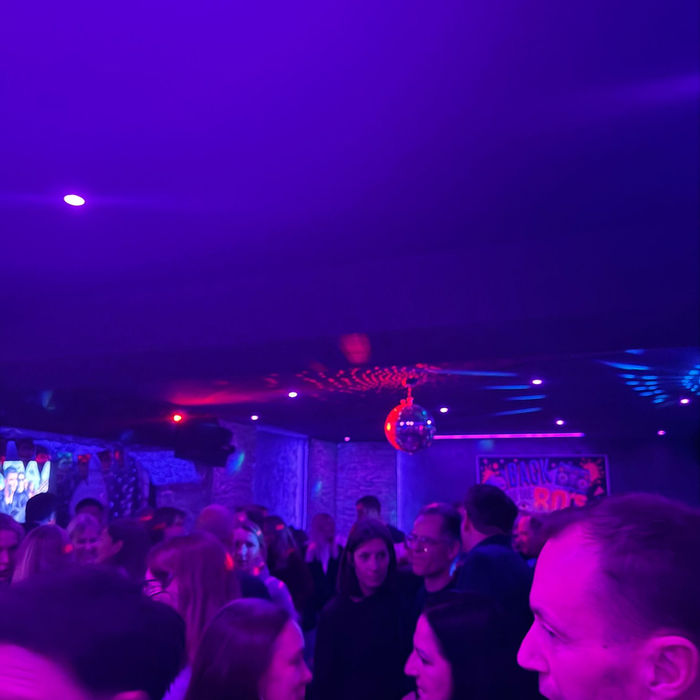 Volle Tanzfläache im Loch Ismaning