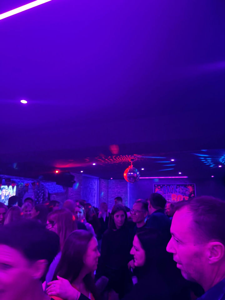 Volle Tanzfläache im Loch Ismaning
