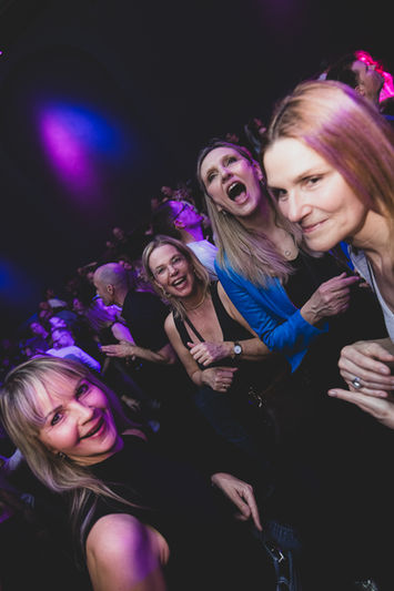 Frauen feiern und lachen im Nachtclub