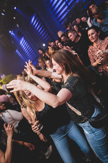 Zwei ausgelassene Frauen tanzen im Club.