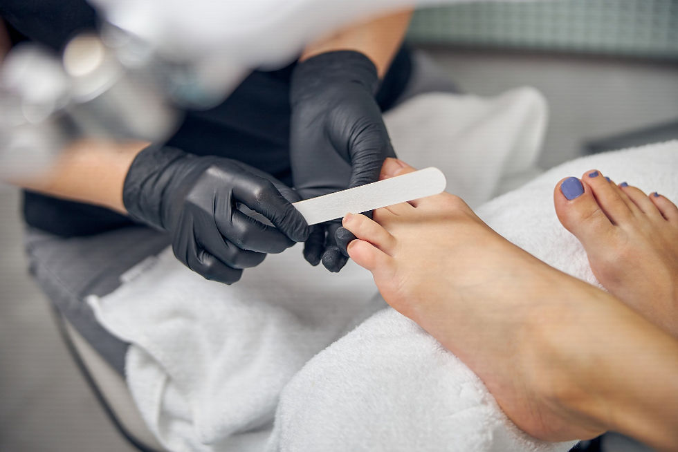 Professionelle Pediküre mit Nagelfeile und Handschuhen
