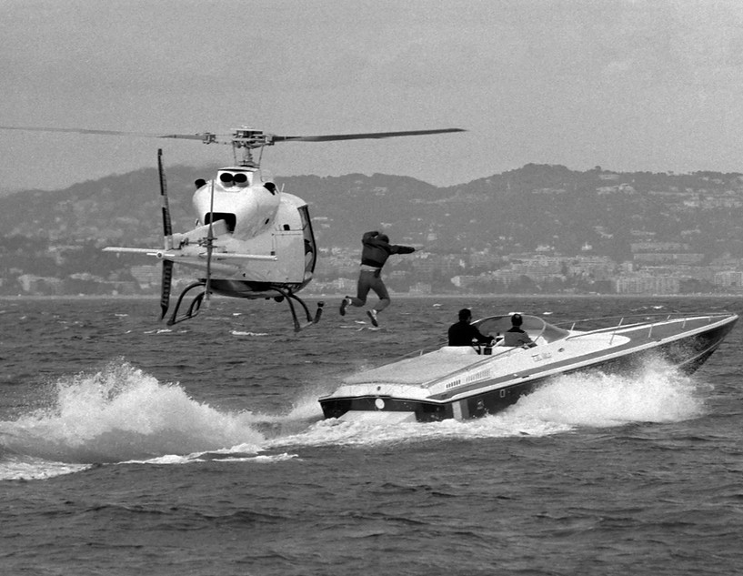Photo de Jean Paul Belmondo lors d'une cascade sur le film "Le Marginal"