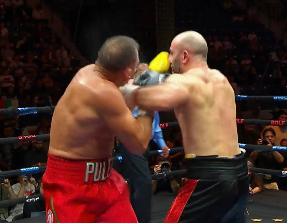 Trenutak odluke u šestoj rundi: Murat Gasijev (desno) pogodio je krošeom u bradu Kubrata Puleva