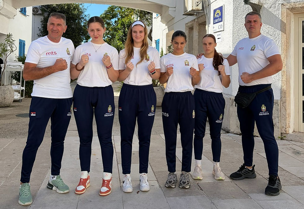 Stoje sa leva: Žarko Radović, Sonja Vukšić, Dunja Vuksić, Nataša Lukić, Jovana Devetaković i Vojin Stanković