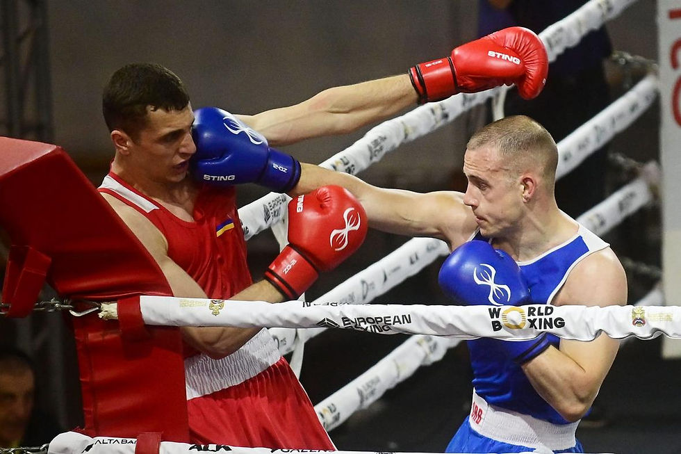 Jovan Nikolić (desno) savladao je Marata Mikaeljana iz Jermenije