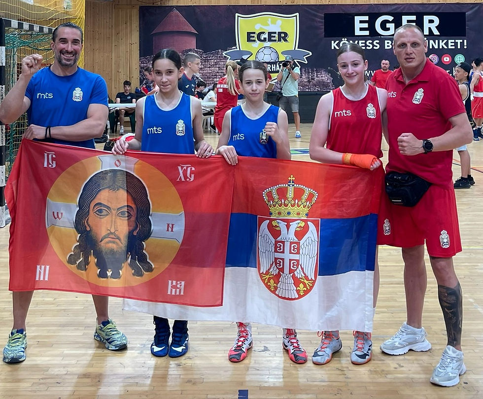 Tri zlata u Egeru: Trener Petar Damjanović, Nina Damjanović, Mia Kerošević, Mia Topić i selektor omladinske selekcije BSS Branislav Jovičić