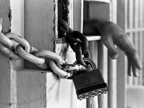 Αποφυλακίζονται αλλά ζητούν να μείνουν στο κελί