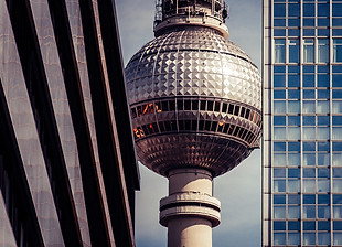 Fernsehturm zwischen Häusern