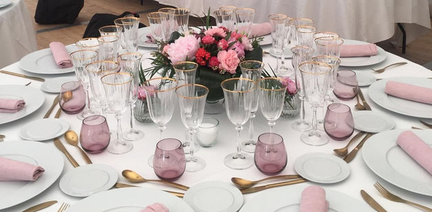 026LaFabriqueSAUVAGE-EvénementsMARIAGES-ThèmeTropical-MariageMoisDeMai-Pivoines-Roses-Pamp
