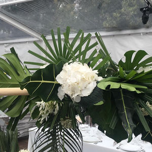 042LaFabriqueSAUVAGE-EvénementsMARIAGES-ThèmeTropical-HortensiasBlancs-Strelitzias-Feuilla